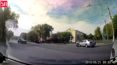 В результате аварии в Магнитогорске перевернулась машина с пожилым мужчиной