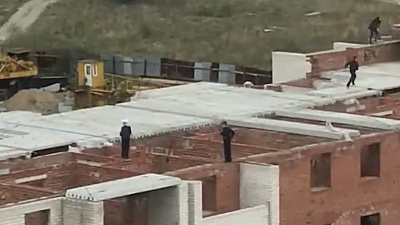 В Миассе дети облюбовали для своих игр недостроенный дом