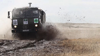 Российские военные приняли участие в пустынном ралли
