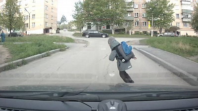 Как дети переходят дорогу в Миассе. Видео с регистратора