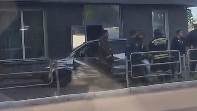 Легковушка вылетела на тротуар в результате столкновения с грузовиком