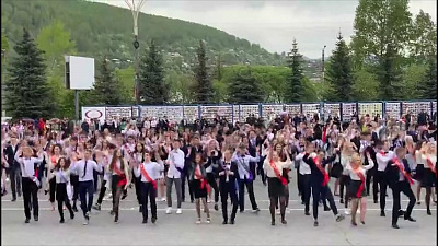 Выпускники в Златоусте организовали танцевальный флешмоб