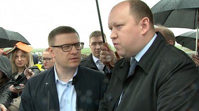 Во время встречи с дорожниками Алексей Текслер уступил зонт девушкам