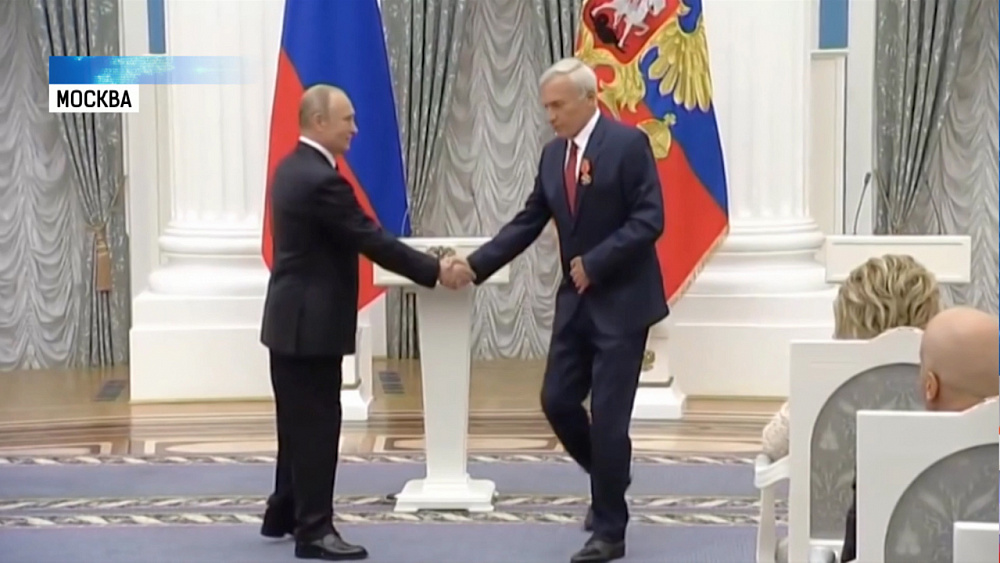 Владимир Путин вручил Виктору Рашникову Орден Невского