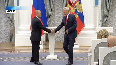 Владимир Путин вручил Виктору Рашникову Орден Невского
