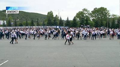 Сотни школьников станцевали «Школьный вальс»