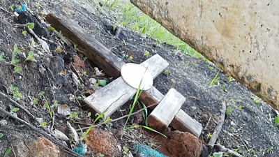 Челябинку возмутило соседство детской площадки с кладбищем в Парковом