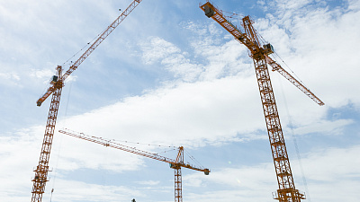 Работы на большинстве объектов, строящихся к саммитам ШОС и БРИКС, идут с отставанием в 2-3 недели