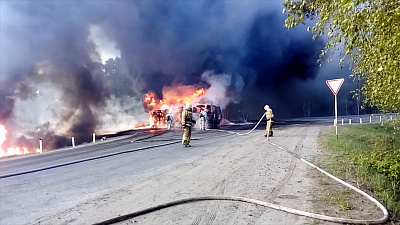 На Урале столкнулись бензовоз с легковушкой