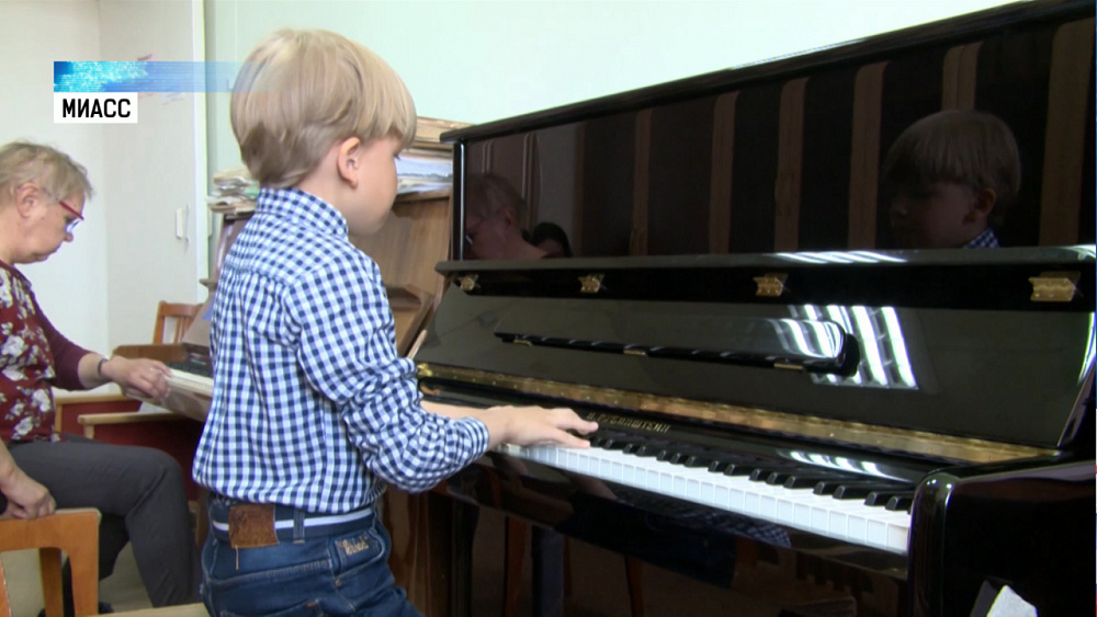 Новые пианино от президента появятся в школах области