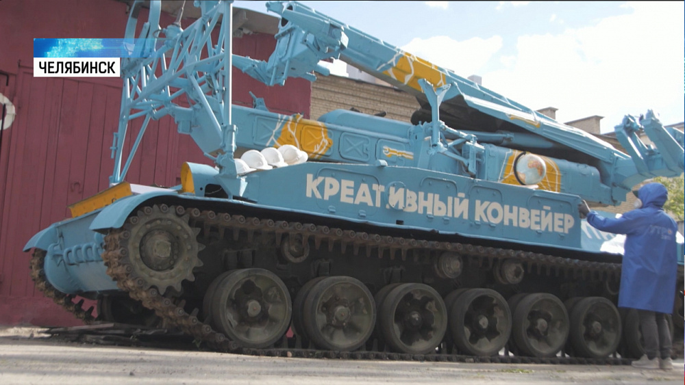 Челябинские креативщики разрисовали танк во дворе ЮУрГУ
