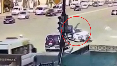 Момент столкновения патрульного мотоцикла ДПС и легковушки в центре попал на видео