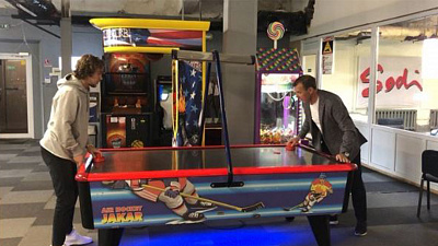 Артемий Панарин сыграл в аэрохоккей с Олегом Знарком