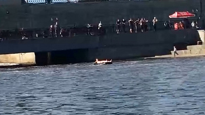 Екатеринбуржец устроил заплыв на надувном матрасе прямо в городе