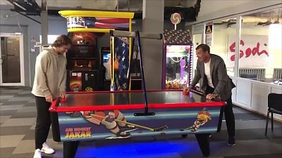 Панарин переиграл Знарка в аэрохоккей. ВИДЕО