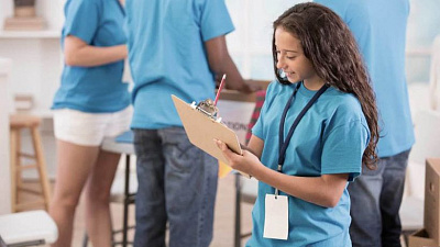 До 100 тысяч рублей за лето. Где в каникулы могут заработать школьники и студенты