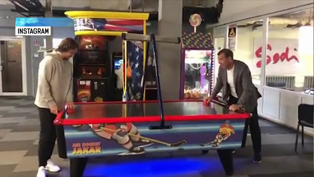 Панарин переиграл Знарка в аэрохоккей