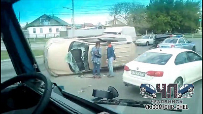 В сети появился видео жесткого столкновения двух иномарок на ЧТЗ 