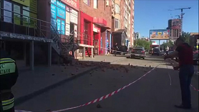 На улице Энтузиастов обрушилась часть облицовки жилого дома прямо на тротуар 