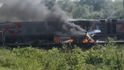 13 пассажиров и машинист пострадали при столкновении поезда с грузовиком в Адлере