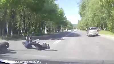 Мотоциклист в Златоусте нарушил сразу несколько правил и влетел в легковушку