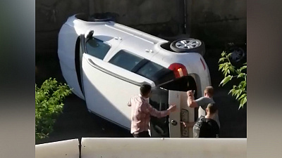 В Ленинском районе внедорожник, лежащий на боку, удивил местных жителей
