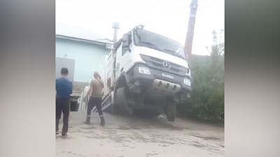 Мусоровоз провалился под землю в Миассе