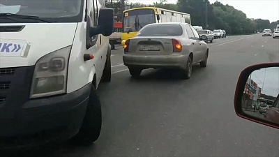 На Копейском шоссе столкнулись легковушка с маршруткой 