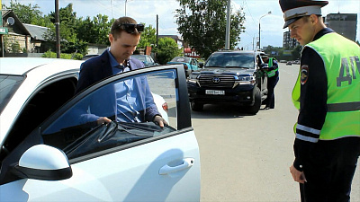 В Челябинске более ста водителей в сутки останавливают за тонировку. Видео 