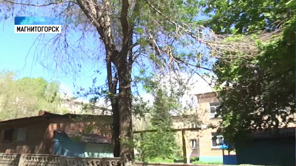 Детский батут выкинуло ветром на магистраль