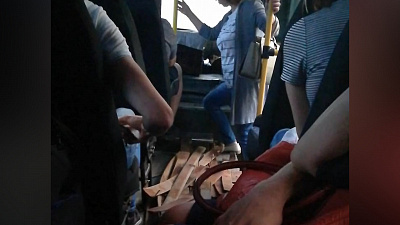 Водитель маршрутки в Челябинске завалил салон металлоломом 