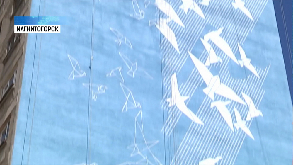 39 белых птиц нарисуют на фасаде пострадавшего дома