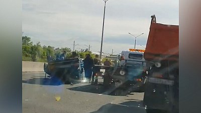 В тройной аварии на «Меридиане» перевернулась легковушка