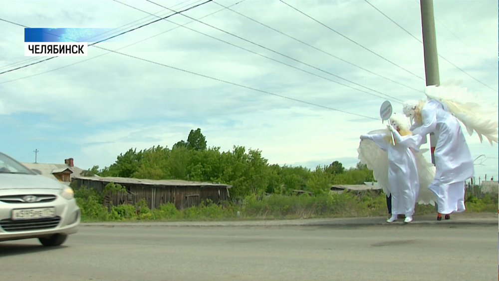 Ангелы напомнили водителям о правилах переезда ЖД путей