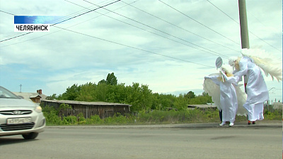 Ангелы напомнили водителям о правилах переезда ЖД путей