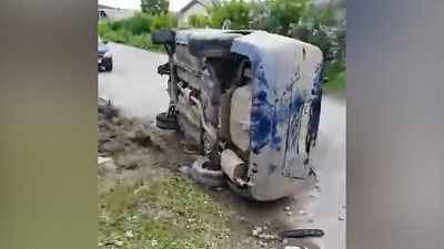 Водитель на иномарке влетел в частный двор и после скрылся