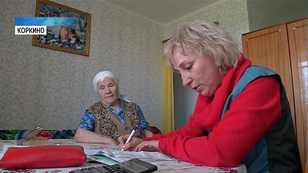 Пенсионерка делает зарядку и учит стихи с соцработником