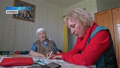 Пенсионерка делает зарядку и учит стихи с соцработником