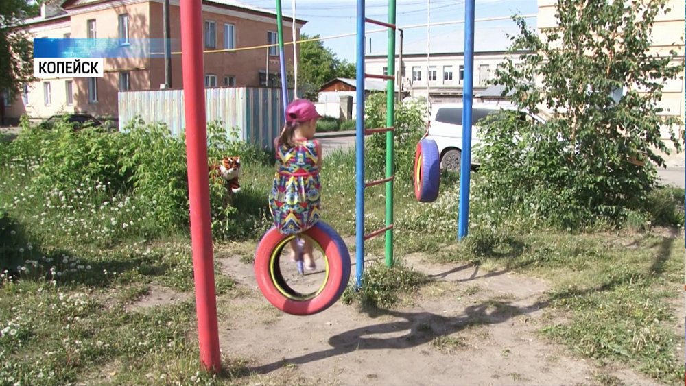 Жители Старокамышинска построили детскую площадку