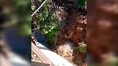 Южноуралец привлек внимание к разрушающейся дамбе