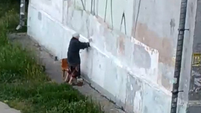 Пенсионерка в Магнитогорске начала войну с плохим граффити 