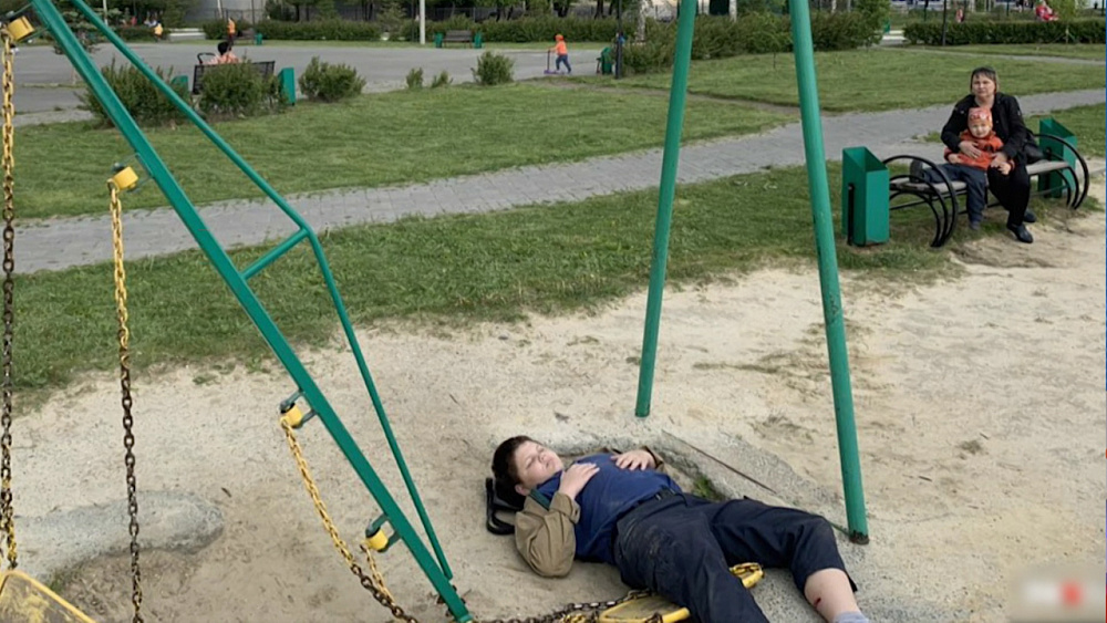 В Челябинске упавшие качели сломали ребенку ногу