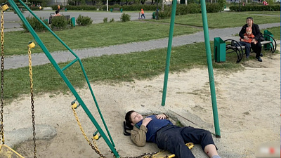 В Челябинске упавшие качели сломали ребенку ногу