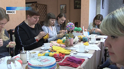 Волонтёры из Миасса вяжут одежду для недоношенных детей