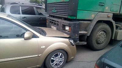 МАЗ в Магнитогорске придавил три легковушки