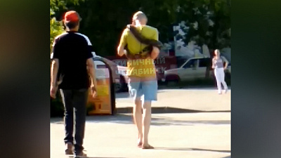Челябинцев удивил мужчина, выгуливающий удава Челябинцев удивил мужчина, выгуливающий удава