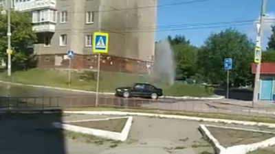 «Фонтан» из газона ударил в Тракторозаводском районе