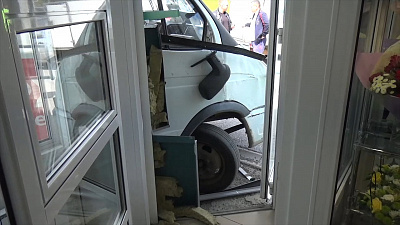 Маршрутка влетела в цветочный ларек в Златоусте 