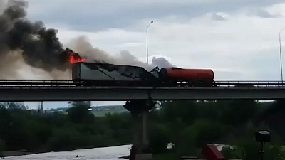 Последствия столкновения битумовоза и фуры попало на видео очевидцев 