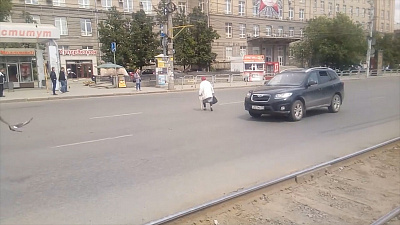 Пенсионерка пересекает проспект Победы с риском для жизни